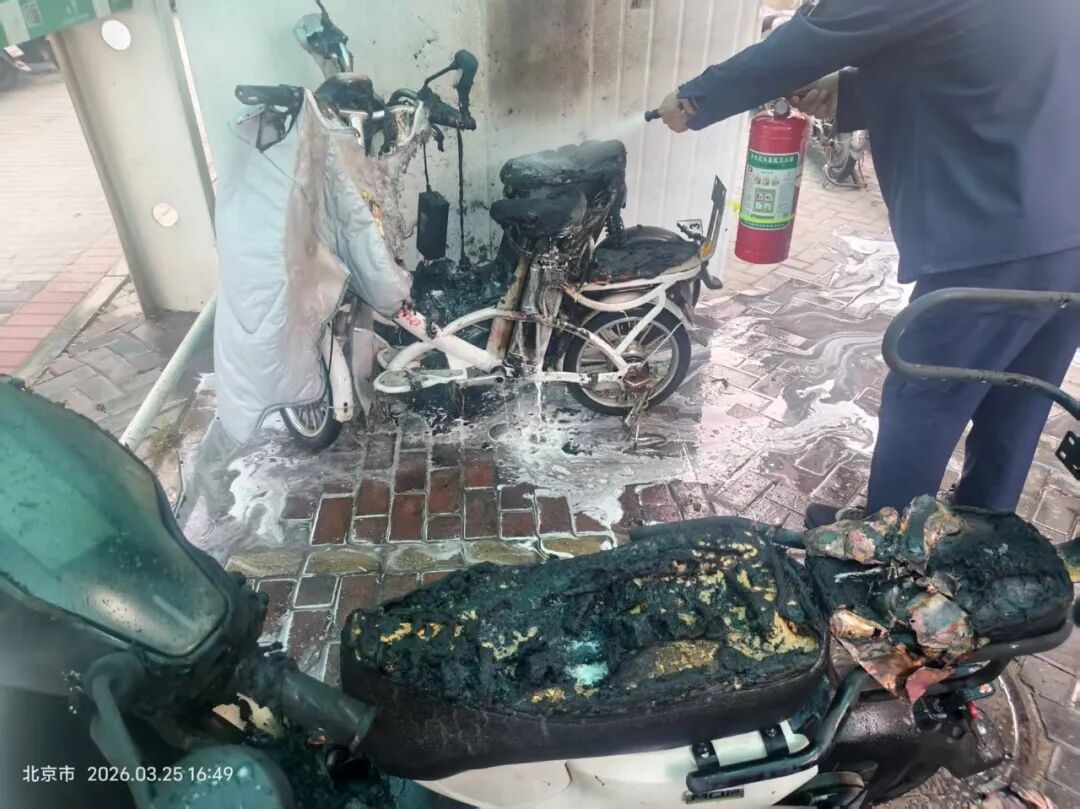 老旧电动车自燃，北京一小区凭借快速响应与阻燃隔板成功控火