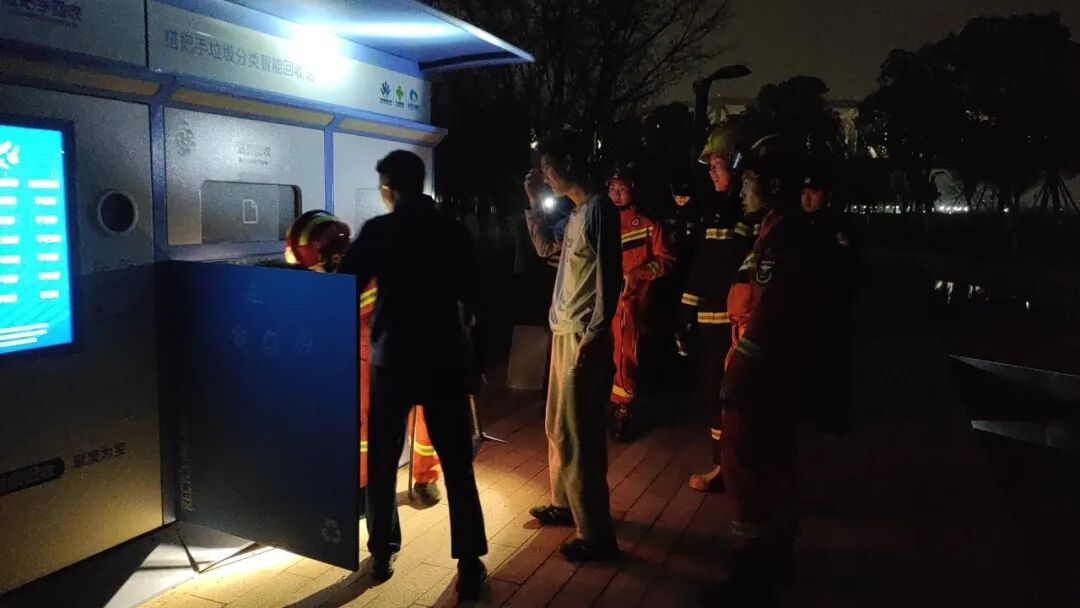 男子酒后与朋友打赌钻路边的回收箱，结果进去了却出不来了