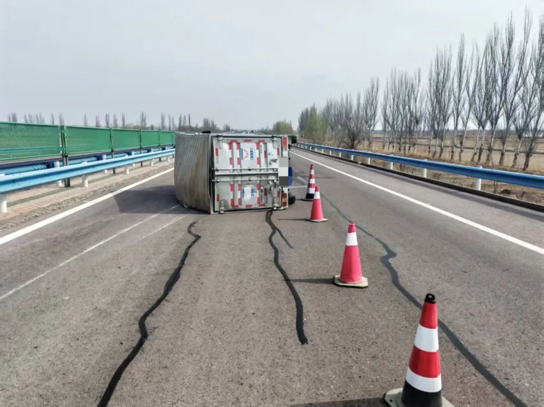 爆胎侧翻、货物偏移、老人误入高速……所幸,有他们在! 爆胎侧翻、货物偏移、老人误入高速……所幸,有他们在!