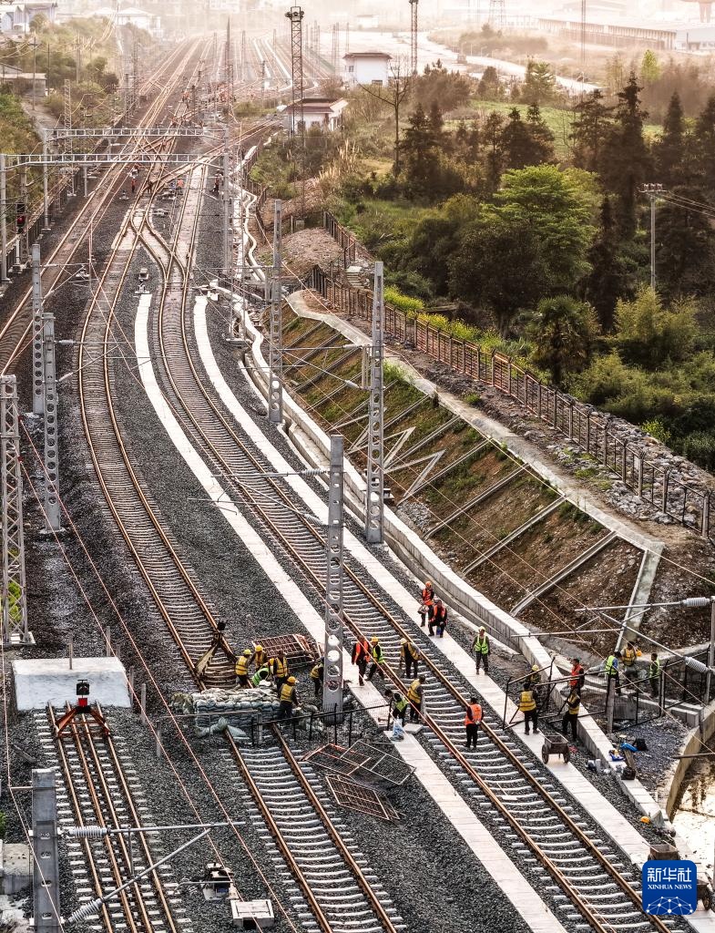 瓮马铁路南北延伸线首个站改工程顺利完成