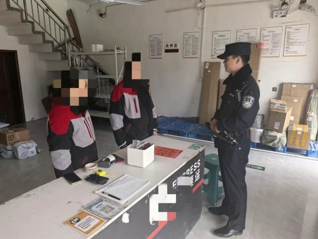 女子用奶粉罐藏现金寄出，淮阳警方紧急拦截！
