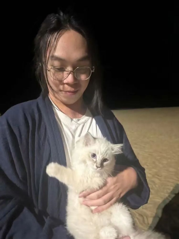 武汉男大学生留披肩长发,3年后亲手剪下!原因…… 武汉男大学生留披肩长发,3年后亲手剪下!原因……