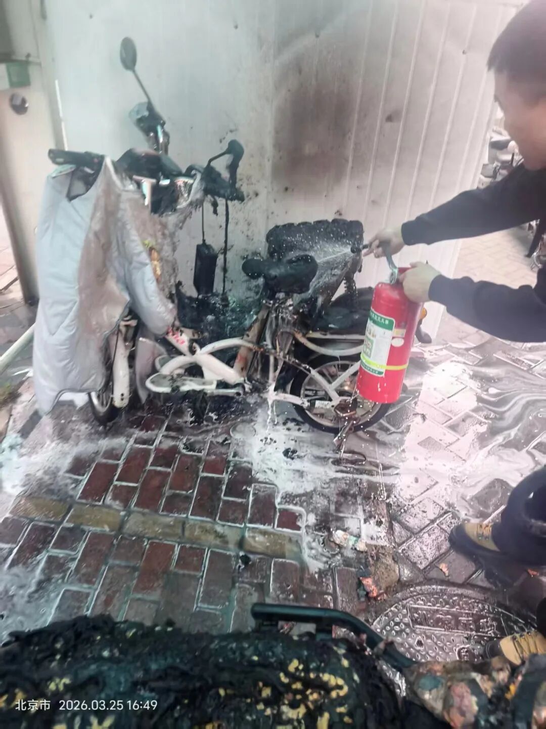 老旧电动车自燃，北京一小区凭借快速响应与阻燃隔板成功控火