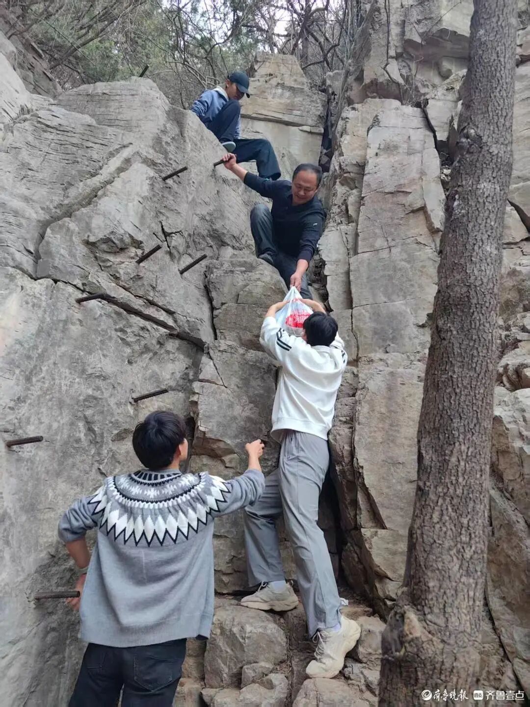 终于找到他们了！济南蟠龙山断崖上游客被困，3名大学生“以腿为梯”施救后默默离去