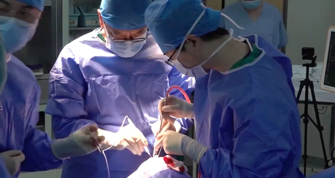 瘫痪9年后，他躺上手术台，这次他要“握住”生活——