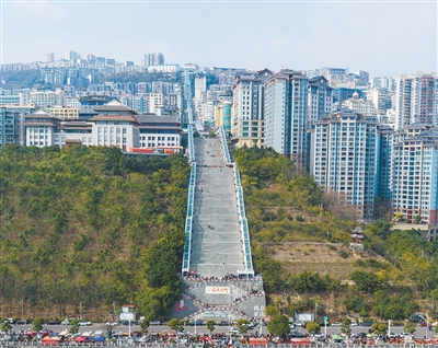 约八十层楼高的山城大扶梯,解决百姓出行难题 约八十层楼高的山城大扶梯,解决百姓出行难题