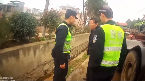 “看看发生了啥？”就是这一看，他把自己看“进去”了