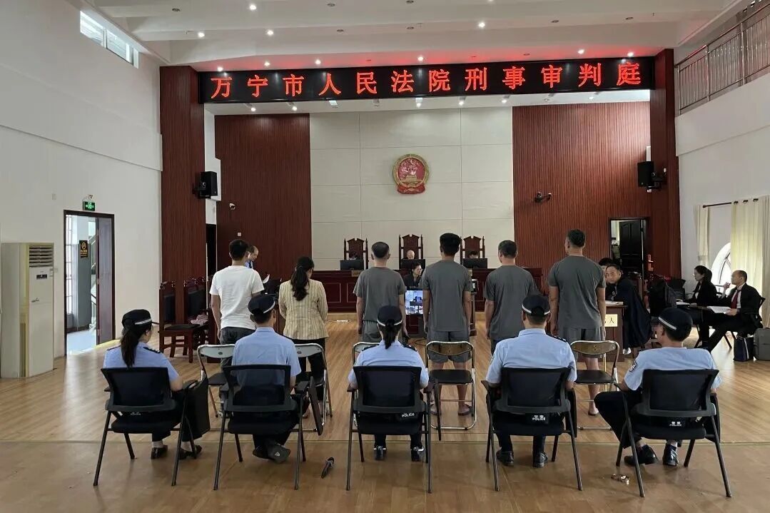 万宁一个赌博团伙被端，7人受审