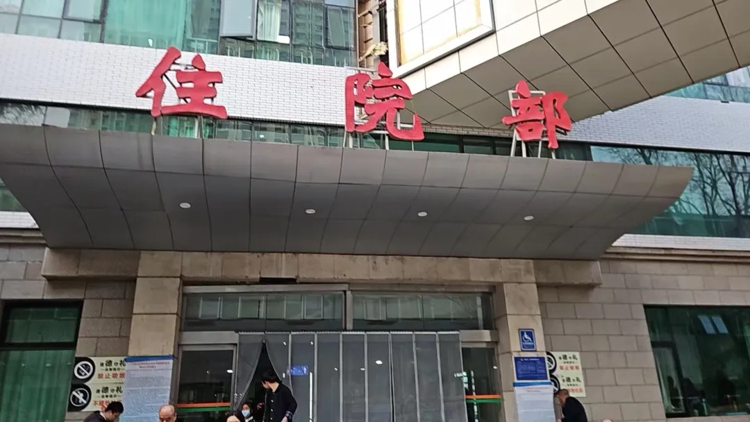 “火海一片根本出不去，她晕过去，是消防员背出来的…”23岁受伤女孩男友转述现场惊险