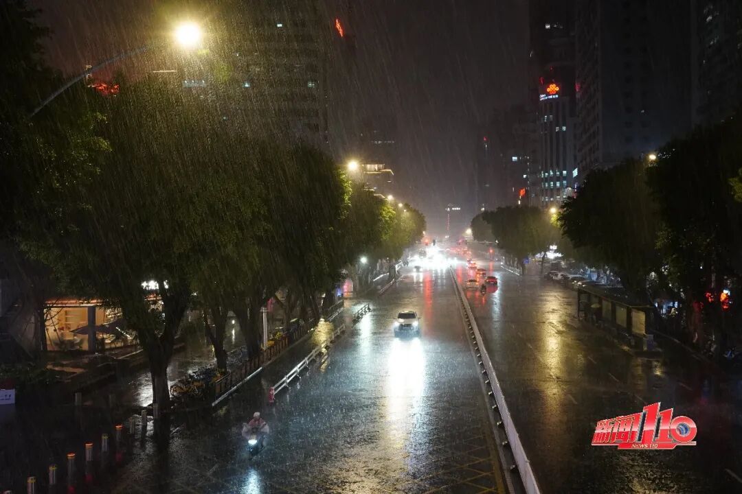 雷声阵阵，大雨倾盆！今夜福州将持续降雨！尽量别出门