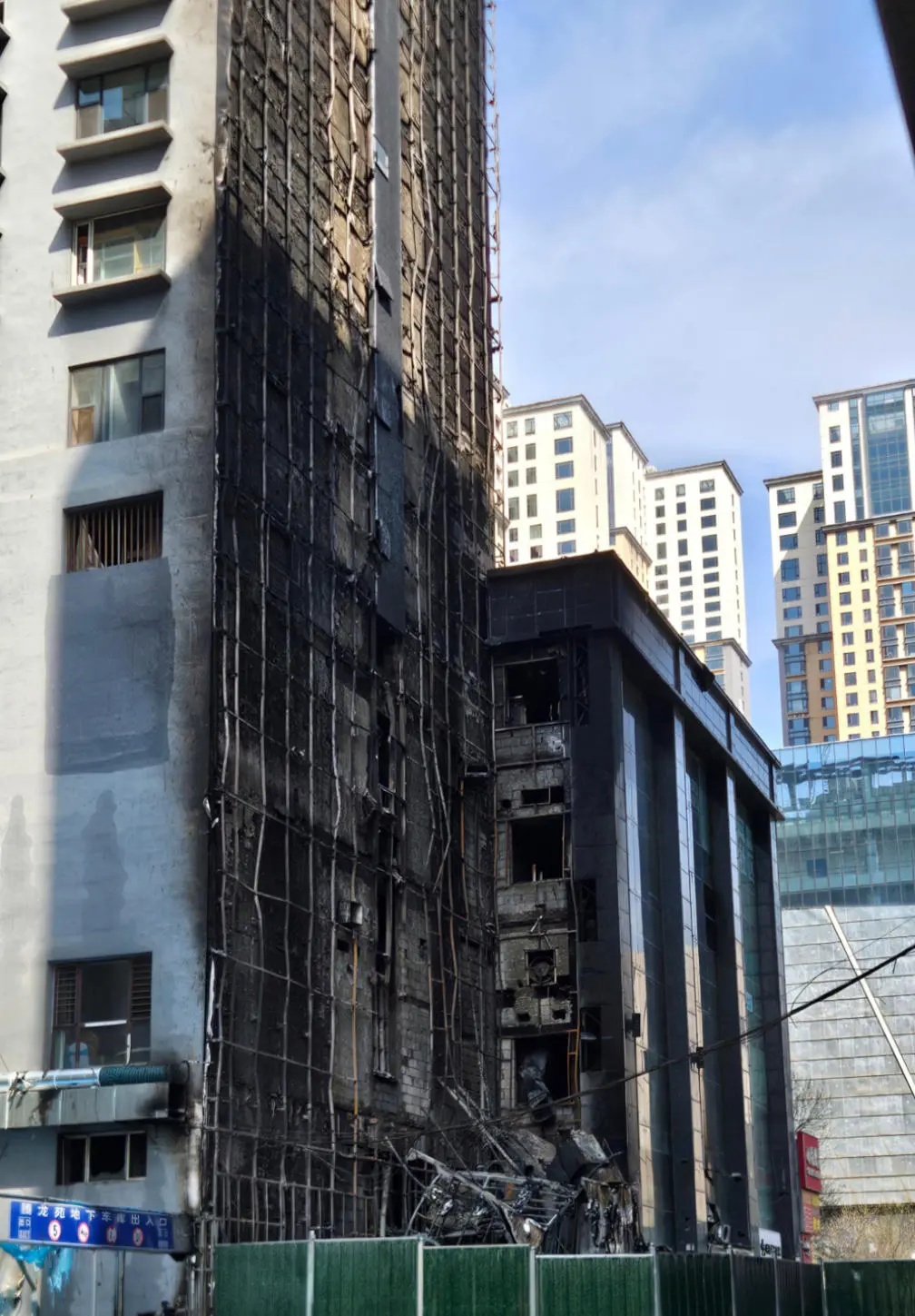 “火海一片根本出不去，她晕过去，是消防员背出来的…”23岁受伤女孩男友转述现场惊险