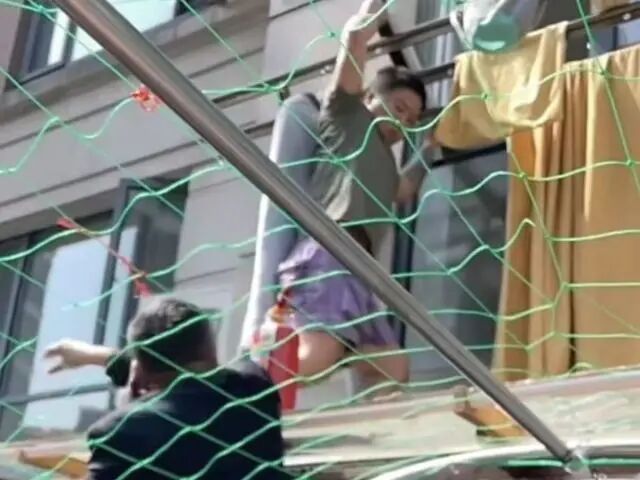 杭州一小区突发火情，80多岁老人被困！楼下邻居翻窗救人！身份原来不一般......