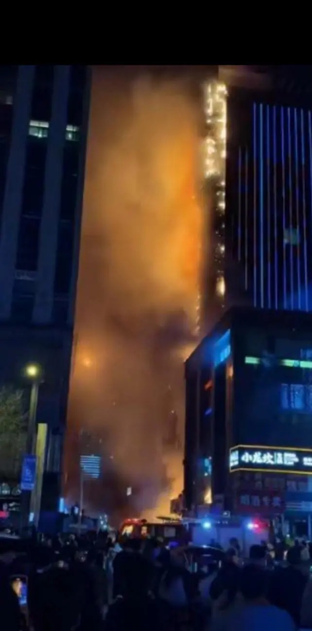 “火海一片根本出不去，她晕过去，是消防员背出来的…”23岁受伤女孩男友转述现场惊险