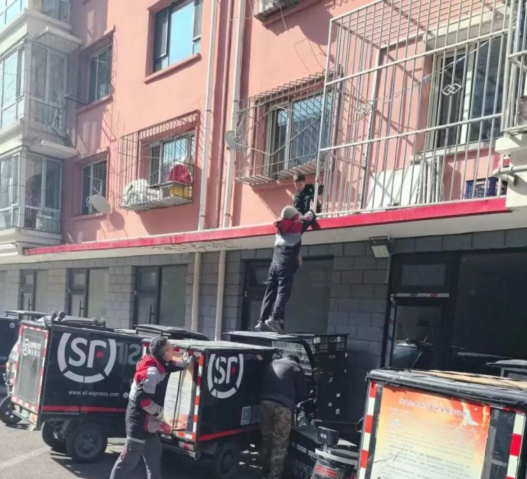 男童钻出二楼防护网,蹲坐3米多高房檐……十万火急!3名快递小哥瞬间冲了上去 男童钻出二楼防护网,蹲坐3米多高房檐……十万火急!3名快递小哥瞬间冲了上去