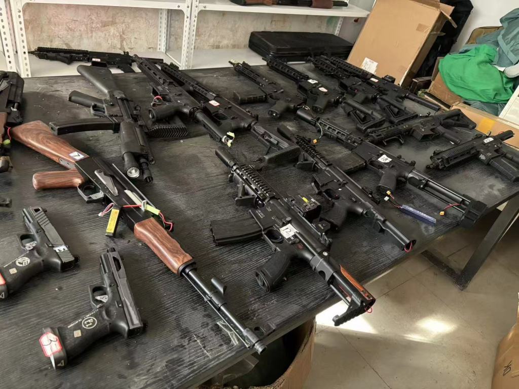 “玩具店主买卖枪支案”两当事人各获国赔16万余元,均被羁押279天 “玩具店主买卖枪支案”两当事人各获国赔16万余元,均被羁押279天