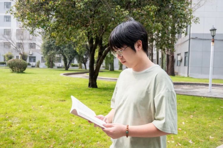 武汉男大学生留披肩长发,3年后亲手剪下!原因…… 武汉男大学生留披肩长发,3年后亲手剪下!原因……