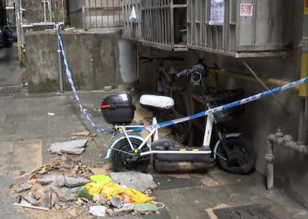 暴雨后广州越秀一居民楼墙皮脱落，砸中楼下电动车，街道办回应