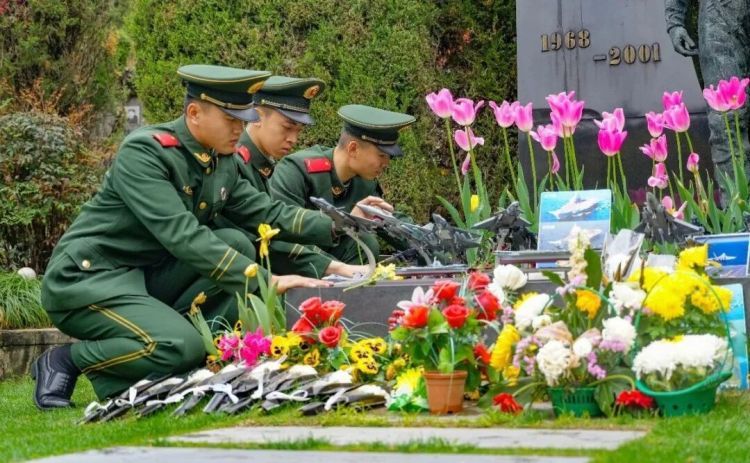 25年了！他的墓前又摆满了战机模型