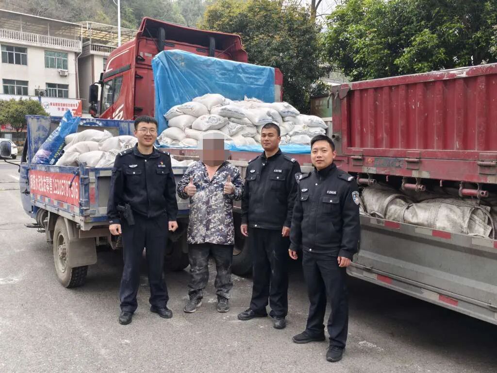 派出所全员“美白” ?这群“粉面”警察被道谢! 派出所全员“美白” ?这群“粉面”警察被道谢!