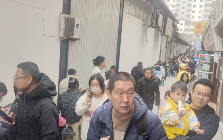 天水麻辣烫爆火两年后，“痛苦表情哥”坚持直播：流量虽然退去，店里生意还是很好