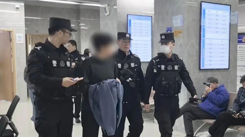 办护照被喊“停”?窗口辅警一眼识破她原来是…… 办护照被喊“停”?窗口辅警一眼识破她原来是……