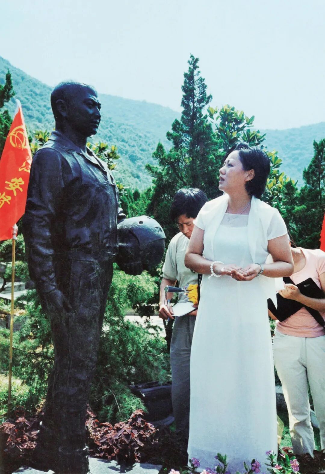 “25年了,阿伟,你放心吧!” “25年了,阿伟,你放心吧!”