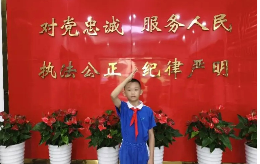 深圳11岁小孩哥捡50g金条，掏出电话手表原地报警！司机：车费免了