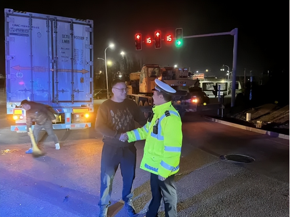 满载葡萄冷链车侧翻,兵团交警6小时极速保鲜 满载葡萄冷链车侧翻,兵团交警6小时极速保鲜