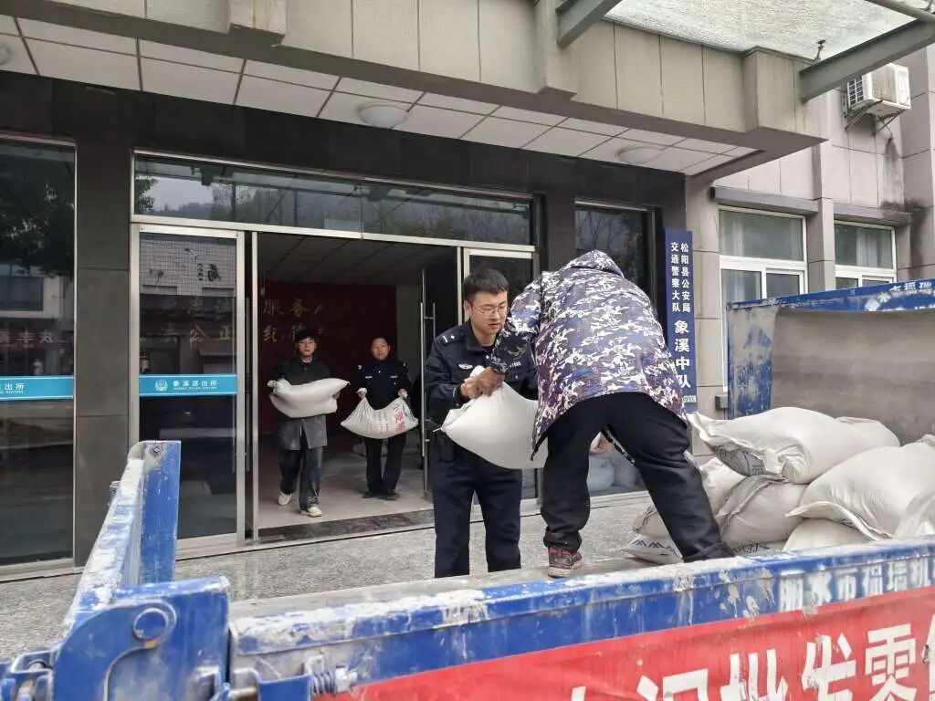 派出所全员“美白” ?这群“粉面”警察被道谢! 派出所全员“美白” ?这群“粉面”警察被道谢!