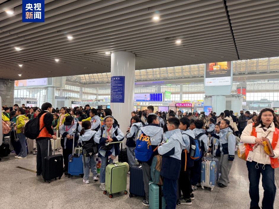 江苏、浙江、安徽等地春假首日 长三角铁路迎来客流高峰 江苏、浙江、安徽等地春假首日 长三角铁路迎来客流高峰