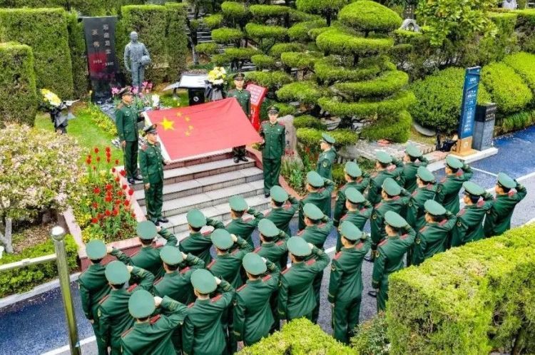 25年了！他的墓前又摆满了战机模型