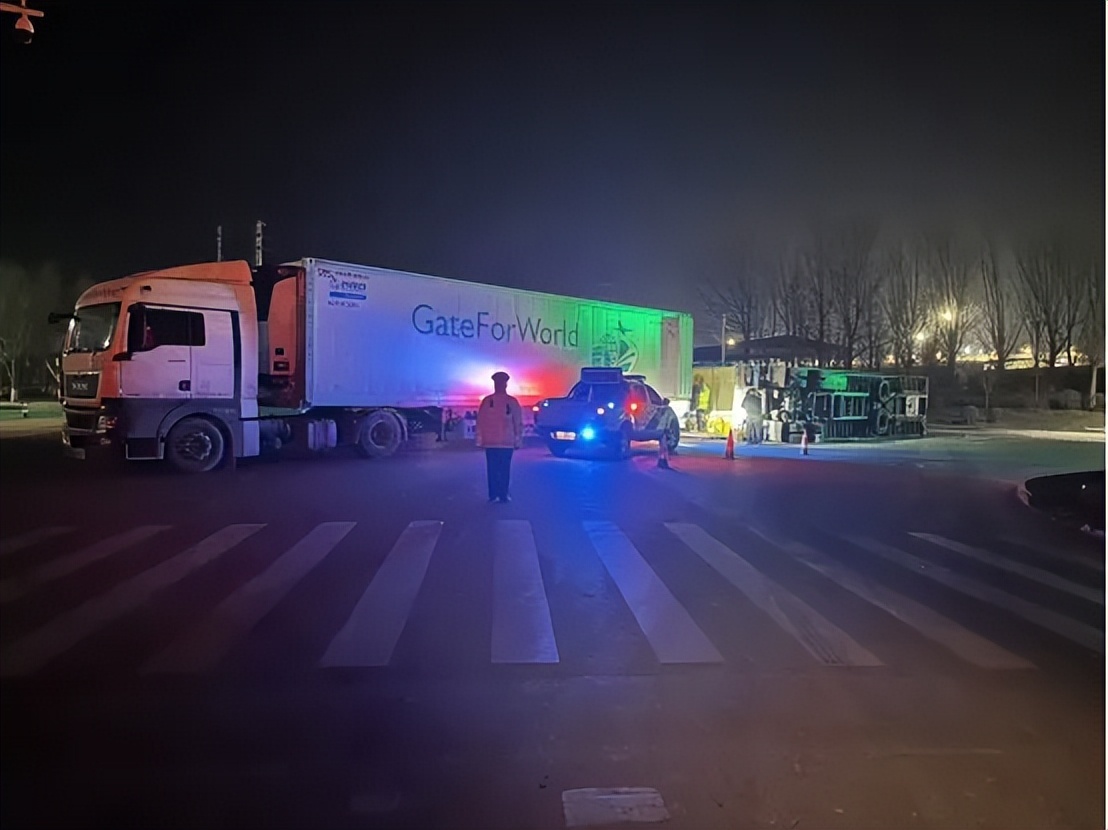 满载葡萄冷链车侧翻,兵团交警6小时极速保鲜 满载葡萄冷链车侧翻,兵团交警6小时极速保鲜