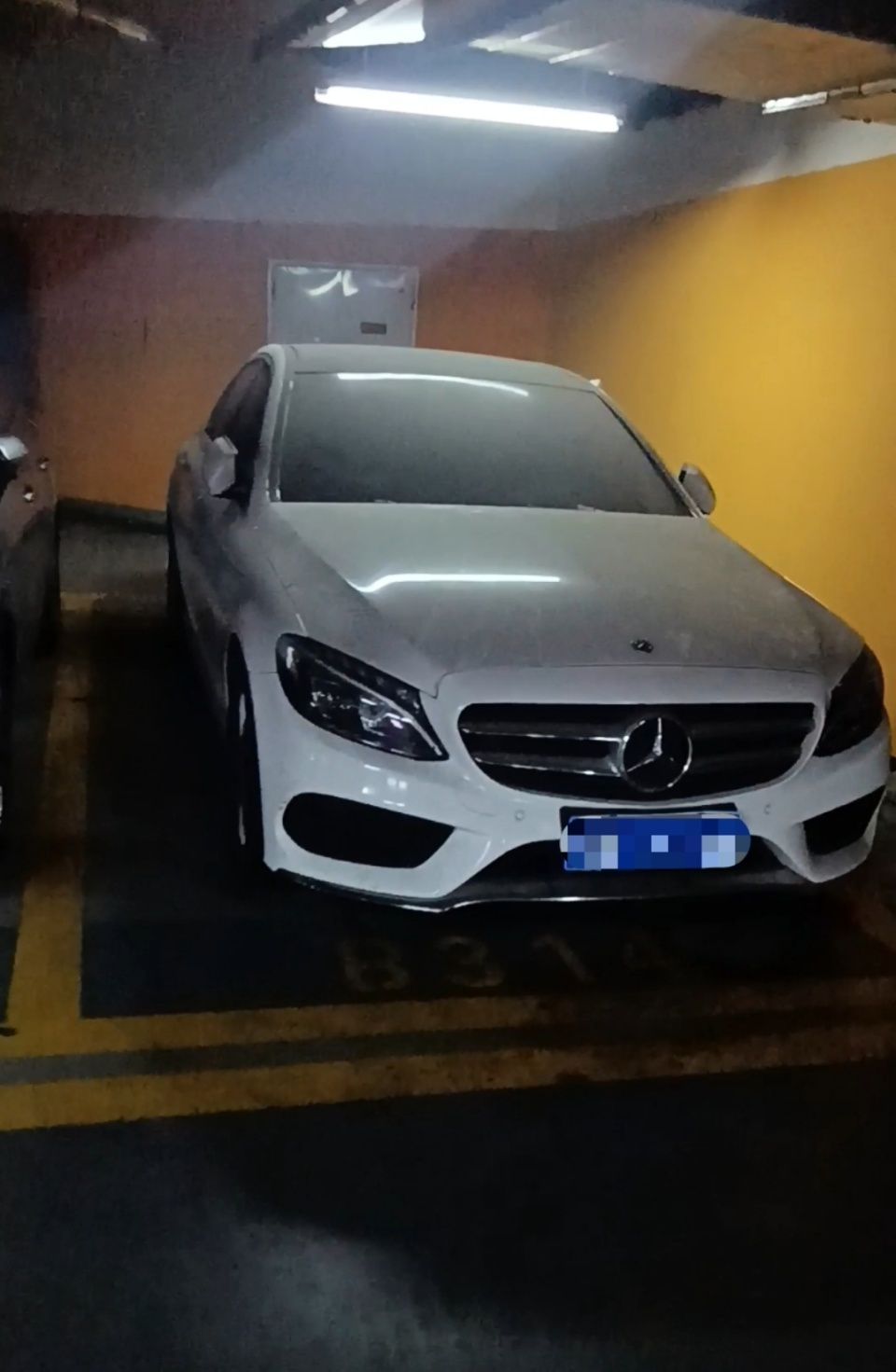 “啥时候回？”长沙一车库两台车停太久成留言板，保洁：停车费超万元，有时会义务擦车