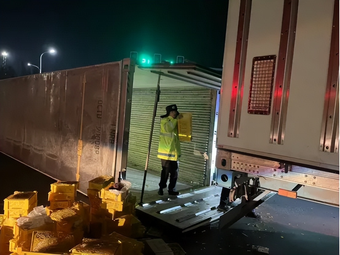 满载葡萄冷链车侧翻,兵团交警6小时极速保鲜 满载葡萄冷链车侧翻,兵团交警6小时极速保鲜