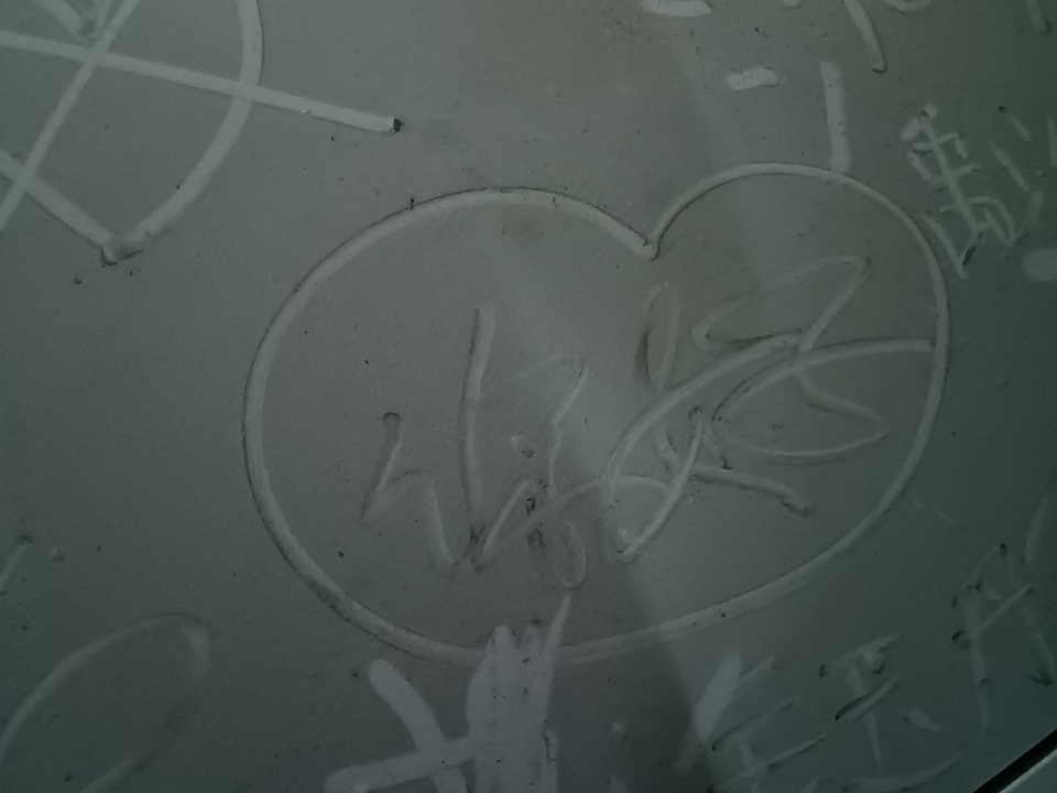 “啥时候回？”长沙一车库两台车停太久成留言板，保洁：停车费超万元，有时会义务擦车