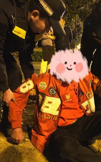 深夜，镇江一男子瘫倒在路边！