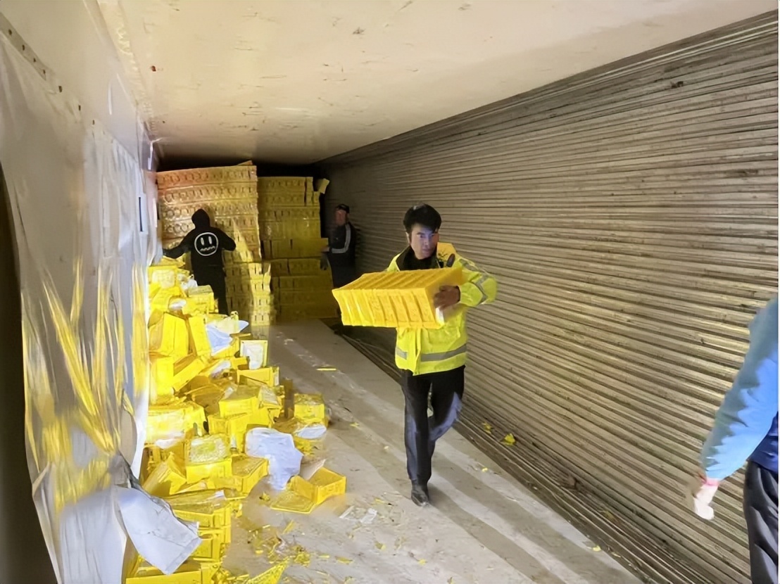 满载葡萄冷链车侧翻,兵团交警6小时极速保鲜 满载葡萄冷链车侧翻,兵团交警6小时极速保鲜