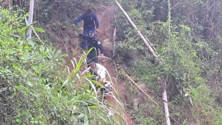 暴雨将至！8人被困深山，他们上演“极速救援”