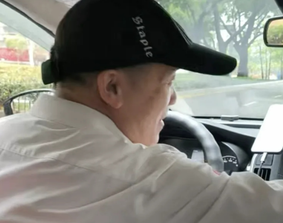 深圳11岁小孩哥捡50g金条，掏出电话手表原地报警！司机：车费免了