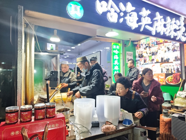 天水麻辣烫爆火两年后，“痛苦表情哥”坚持直播：流量虽然退去，店里生意还是很好