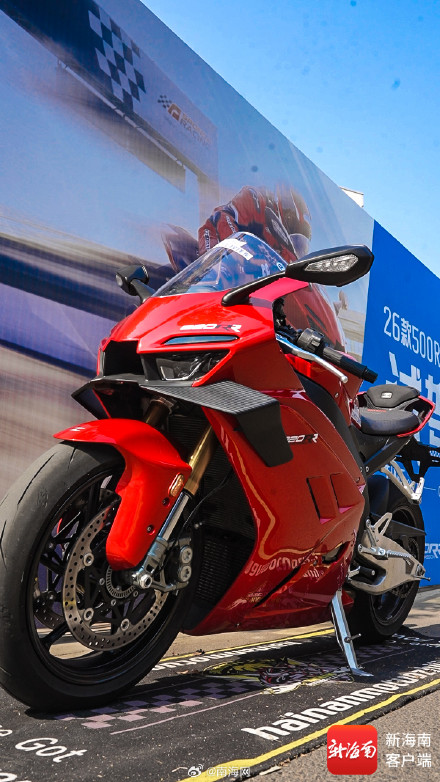 张雪机车海口店销量翻倍 冠军车型820RR成“明星”被围观