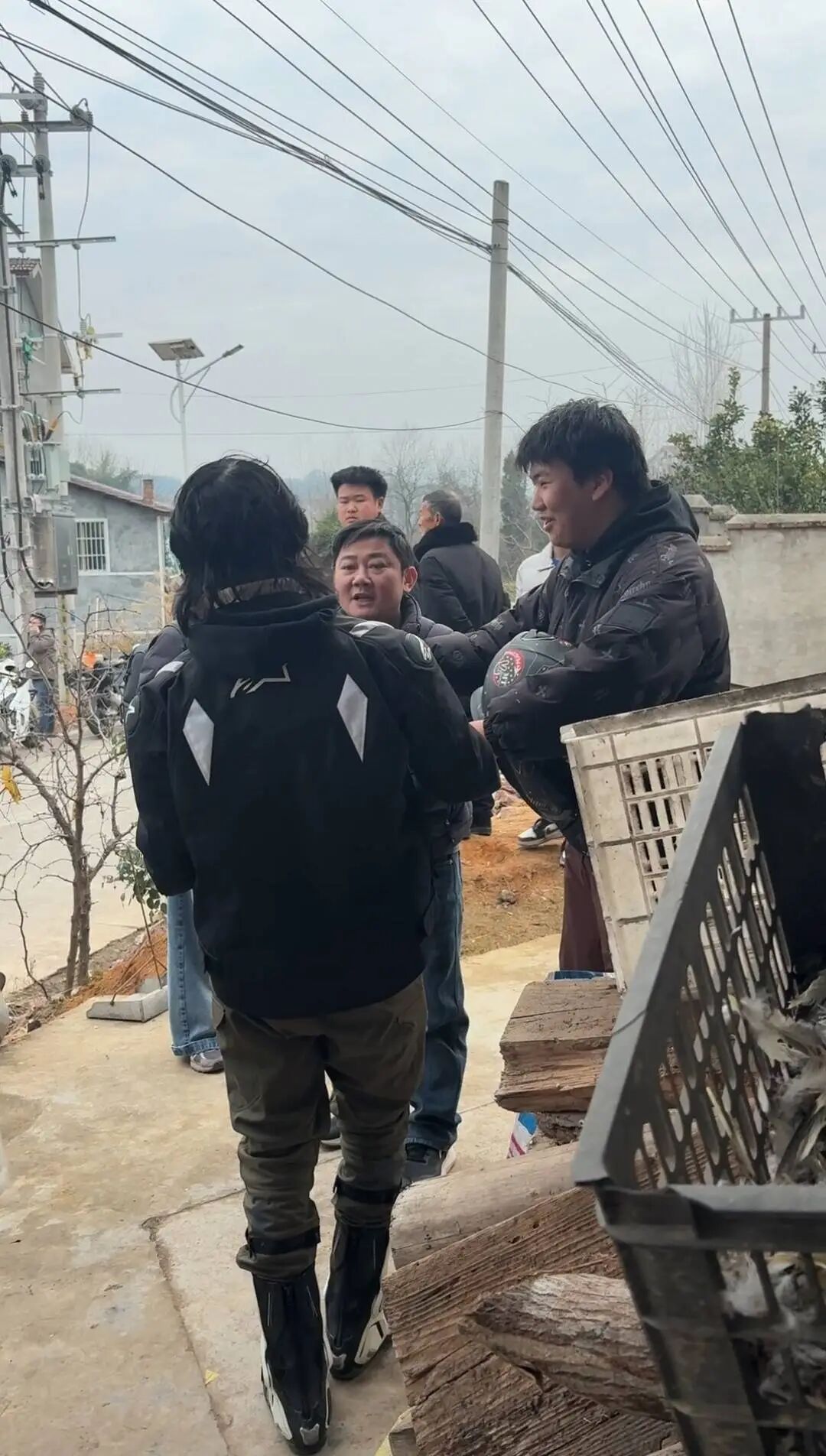 张雪夺冠机车上的6个字,让这个村里的几十吨红糖卖没了! 张雪夺冠机车上的6个字,让这个村里的几十吨红糖卖没了!