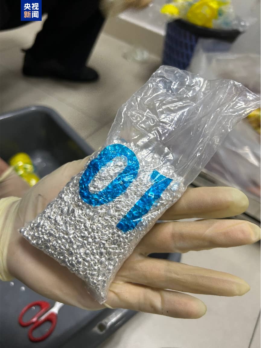 共计17.55千克!港珠澳大桥海关查获一起走私银粒进境案 共计17.55千克!港珠澳大桥海关查获一起走私银粒进境案