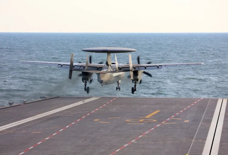 25年了！他的墓前又摆满了战机模型