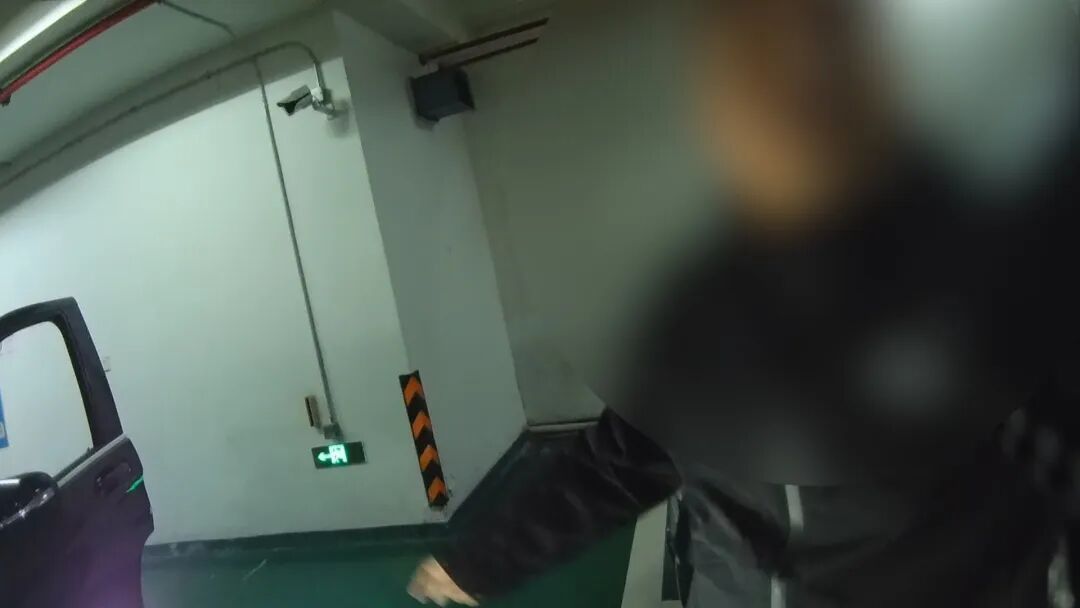 离大谱！追星追到蹲艺人生活垃圾？再“爱”也不能踩红线！