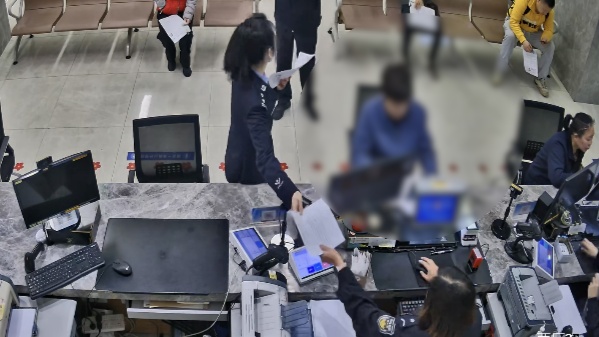 办护照被喊“停”?窗口辅警一眼识破她原来是…… 办护照被喊“停”?窗口辅警一眼识破她原来是……