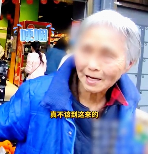 “我不该来这...”街头，迷路老人一句话让人心疼