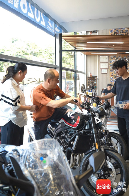 张雪机车海口店销量翻倍 冠军车型820RR成“明星”被围观