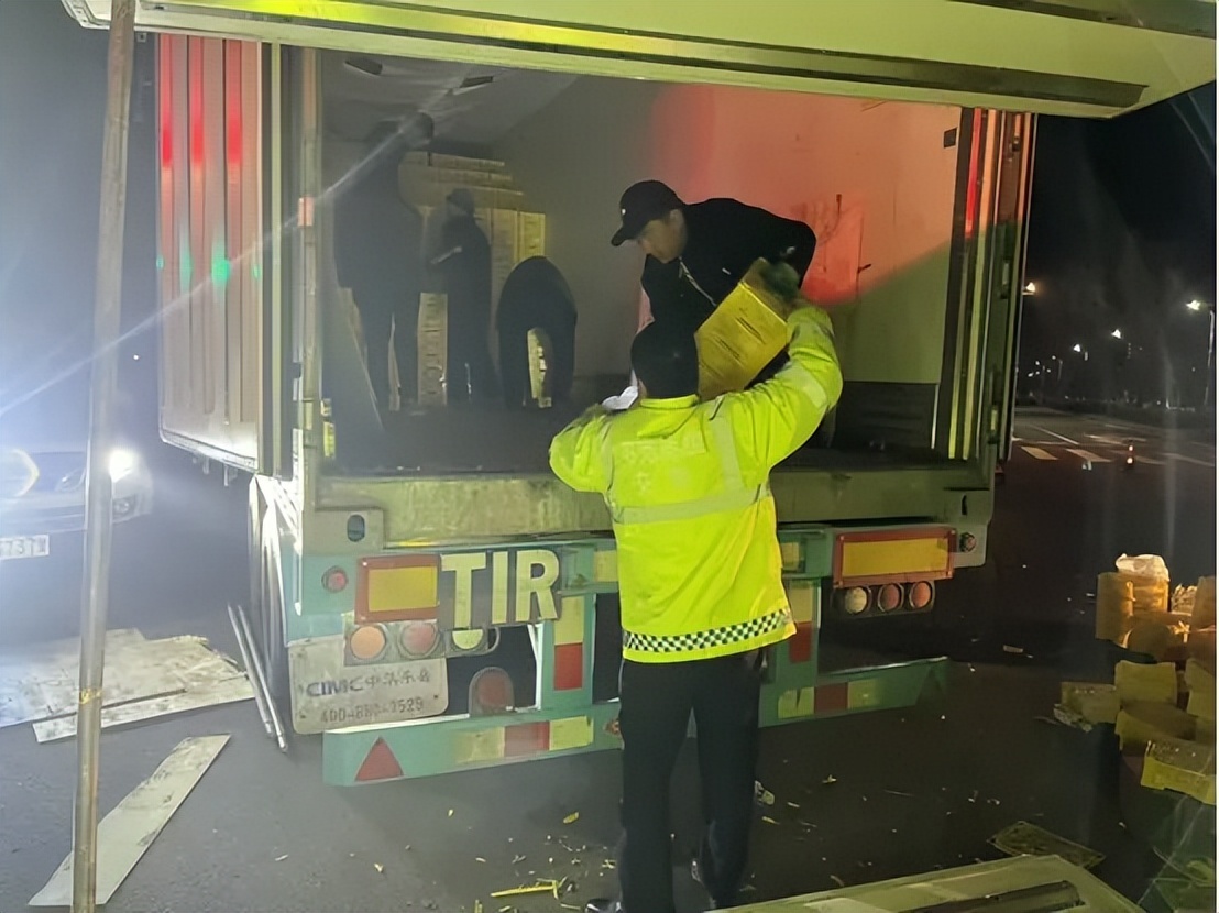 满载葡萄冷链车侧翻,兵团交警6小时极速保鲜 满载葡萄冷链车侧翻,兵团交警6小时极速保鲜