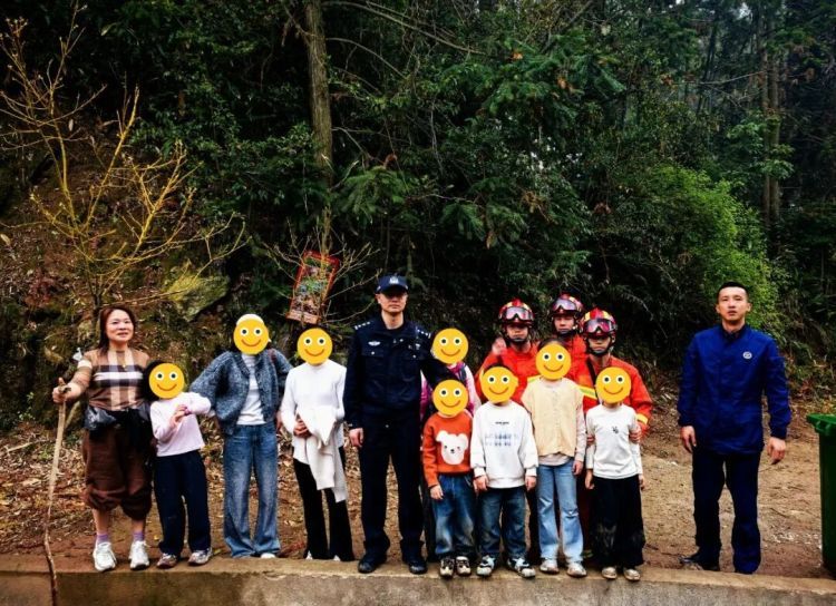 暴雨将至！8人被困深山，他们上演“极速救援”